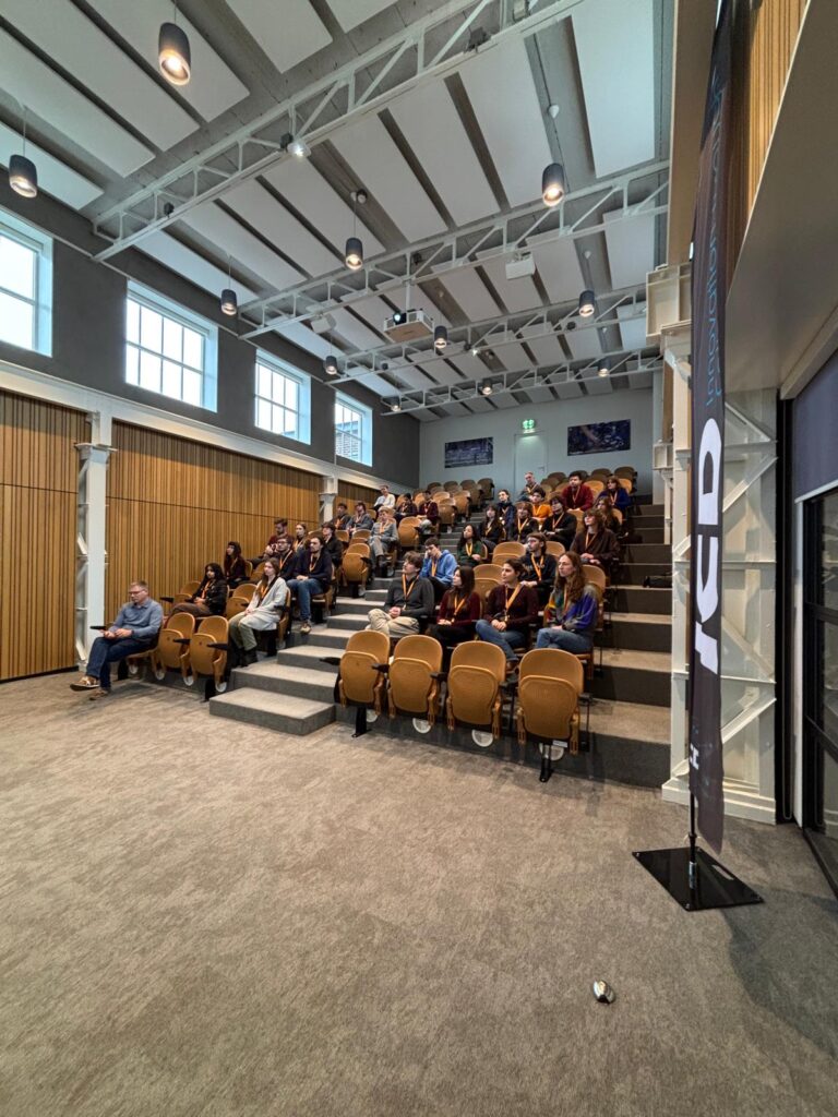 studenten bij hightech bedrijven - In het SKILL gebouw op het Philips terreina